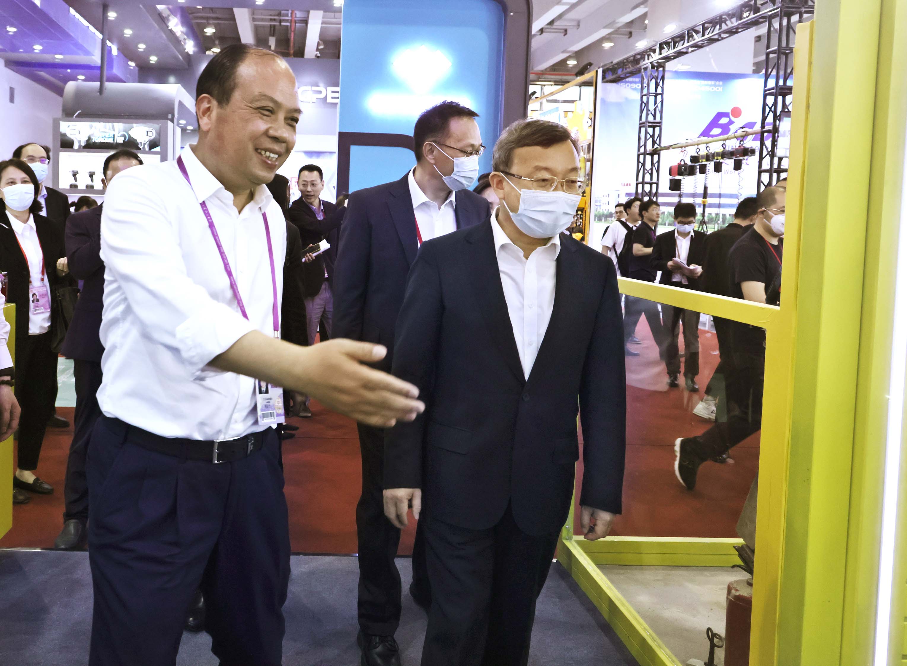 Wang Shouwen, China International Trade Representative & Vice Minister of Commerce Visit the Booth of Dongcheng Company